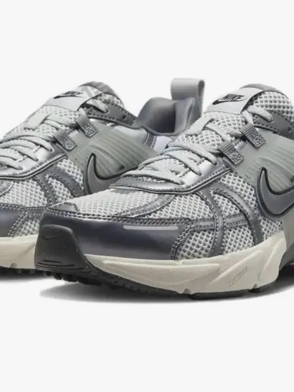 NIKE V2 RUN -  Women’s Size 6 - BRAND NEW!